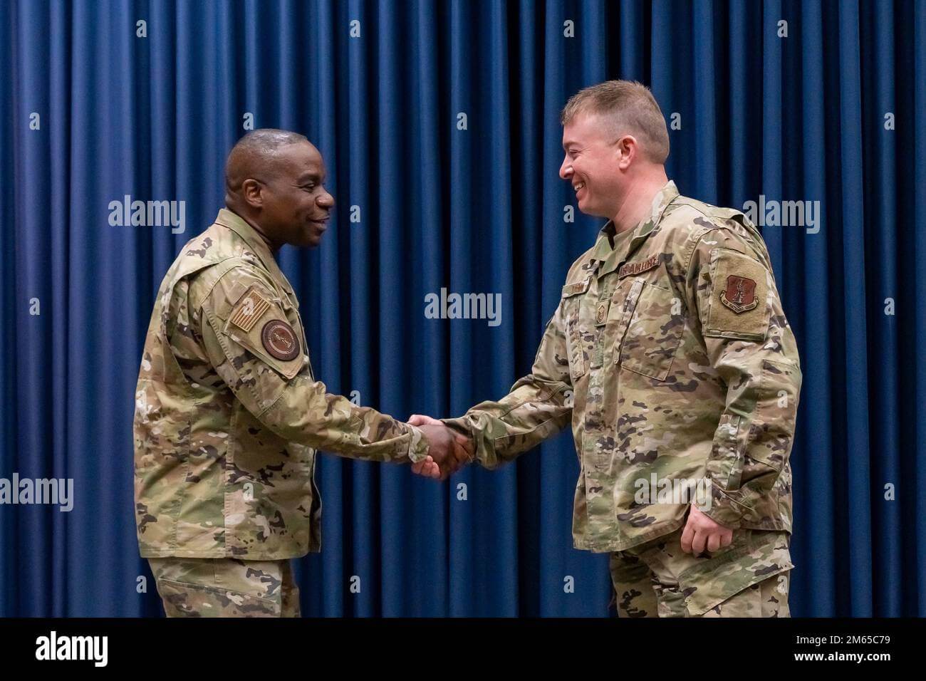 Command chief coin hi-res stock photography and images - Alamy us-air-force-chief-master-sgt-maurice-l-williams-left-command-chief-air-national-guard-poses-for-a-photo-after-presenting-a-coin-to-master-sgt-collin-tobin-right-biomedical-equipment-technician