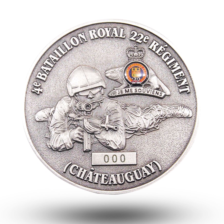 Souvenir 3D effigy custom metal challenge coin commemorating the 4e Bataillon Royal 22e Régiment, featuring a detailed soldier effigy wearing a gas mask and holding a rifle, with the text “Je Me Souviens” and “Chateauguay.” This custom metal challenge coin is designed as a commemorative military souvenir.