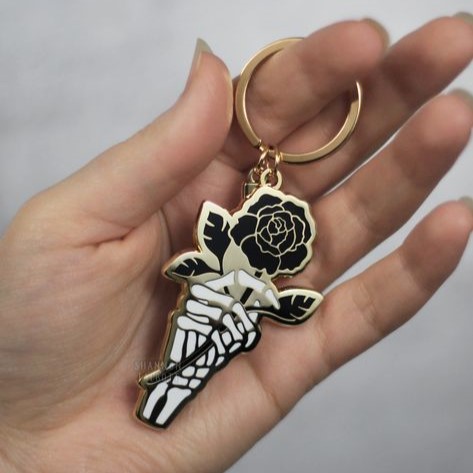 Pink enamel keychain with "Lifetime Member of the Book Lover Society" text, stack of books and floral details – ideal gift for readers, librarians, and book club members