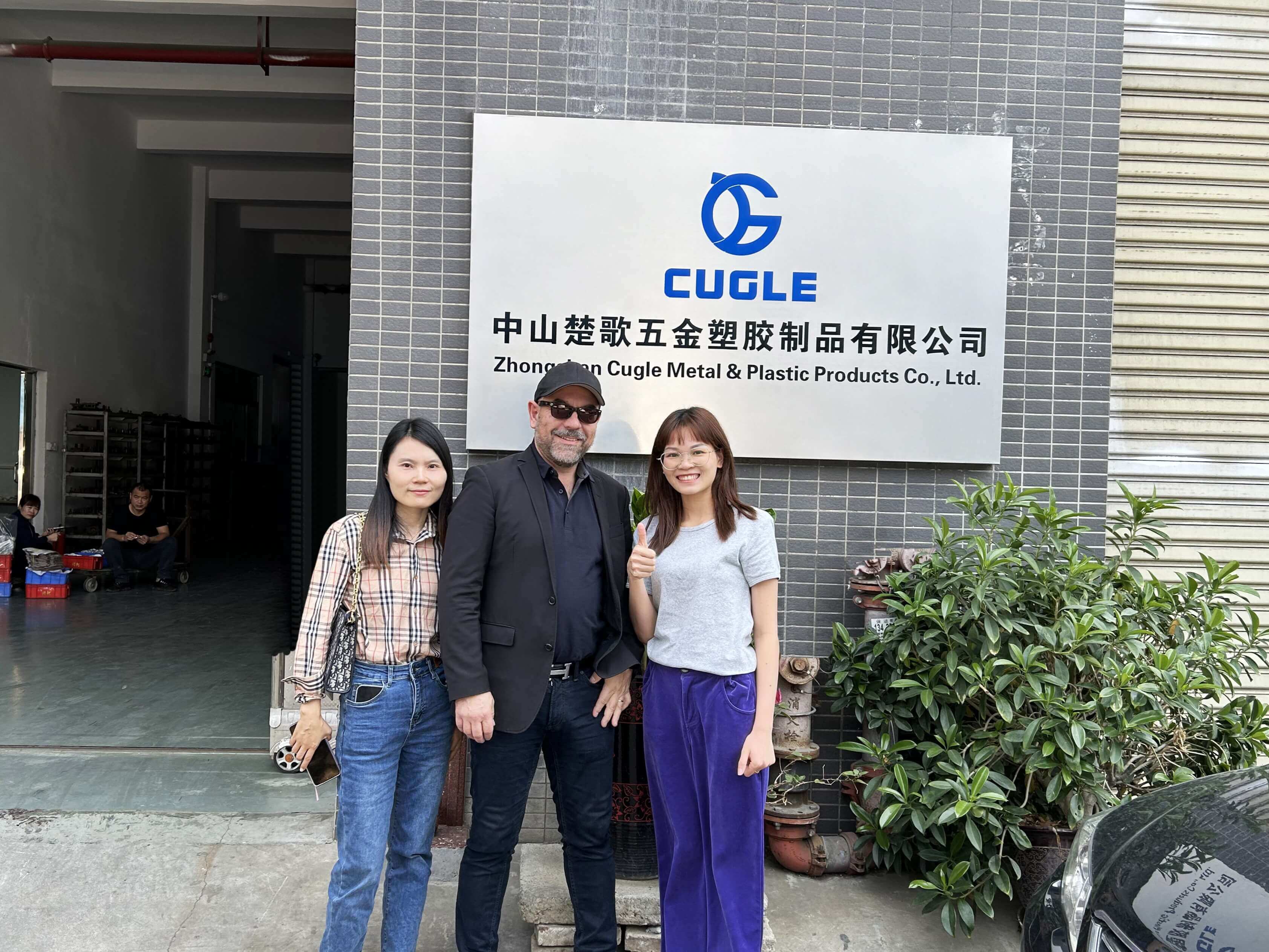 Clients visit Cugle Company and Factory, posing for a commemorative photo.