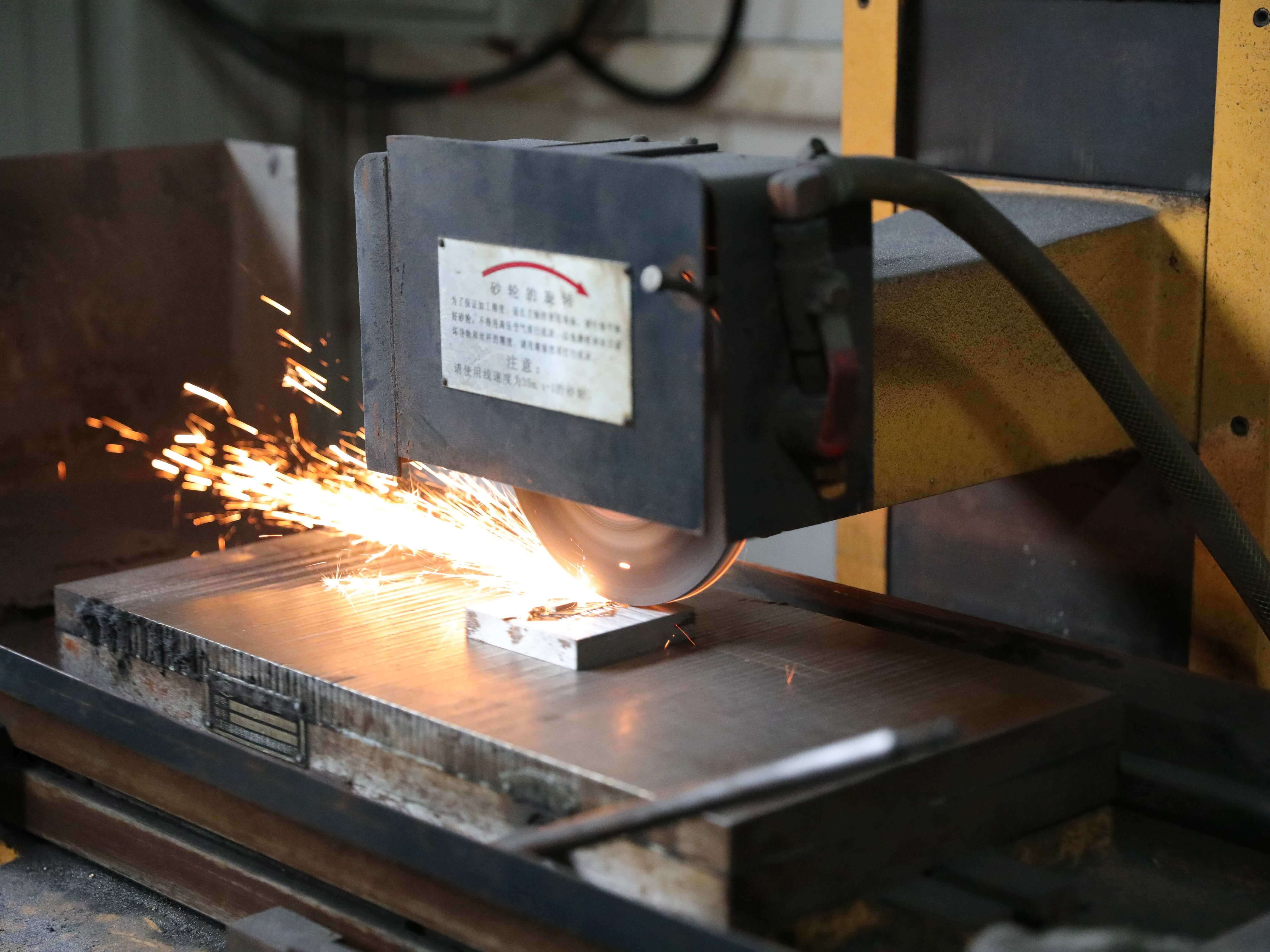 custom-badge-cutting-2